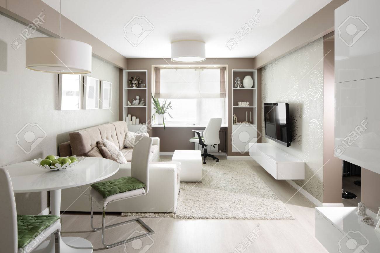 Große und helle interieur der modernen wohnzimmer lizenzfreie bilder 27804292