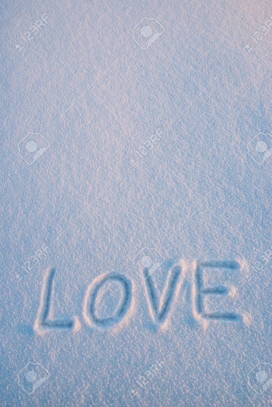 愛という言葉をいく雪 聖バレンタインの日のメッセージの描画します の写真素材 画像素材 Image