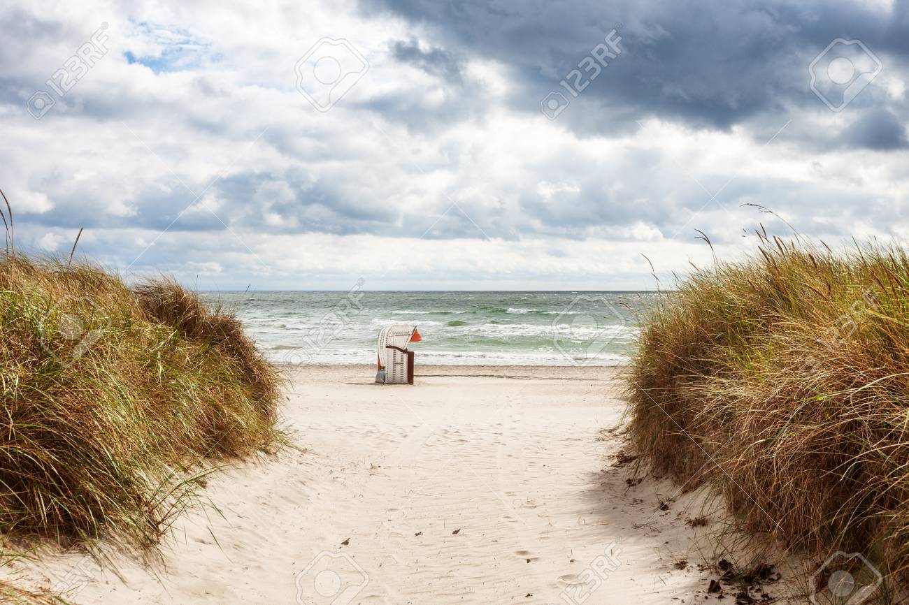 砂浜ビーチの椅子と砂丘の草で 曇り空と夏の終わりの風景 休暇の背景 バルト海の海岸 旅行の目的地 の写真素材 画像素材 Image 砂浜ビーチの椅子と砂丘の草で 曇り空と夏の終わりの風景 休暇の背景 バルト海の海岸 旅行の目的地 の写真素材 画像素材 Image