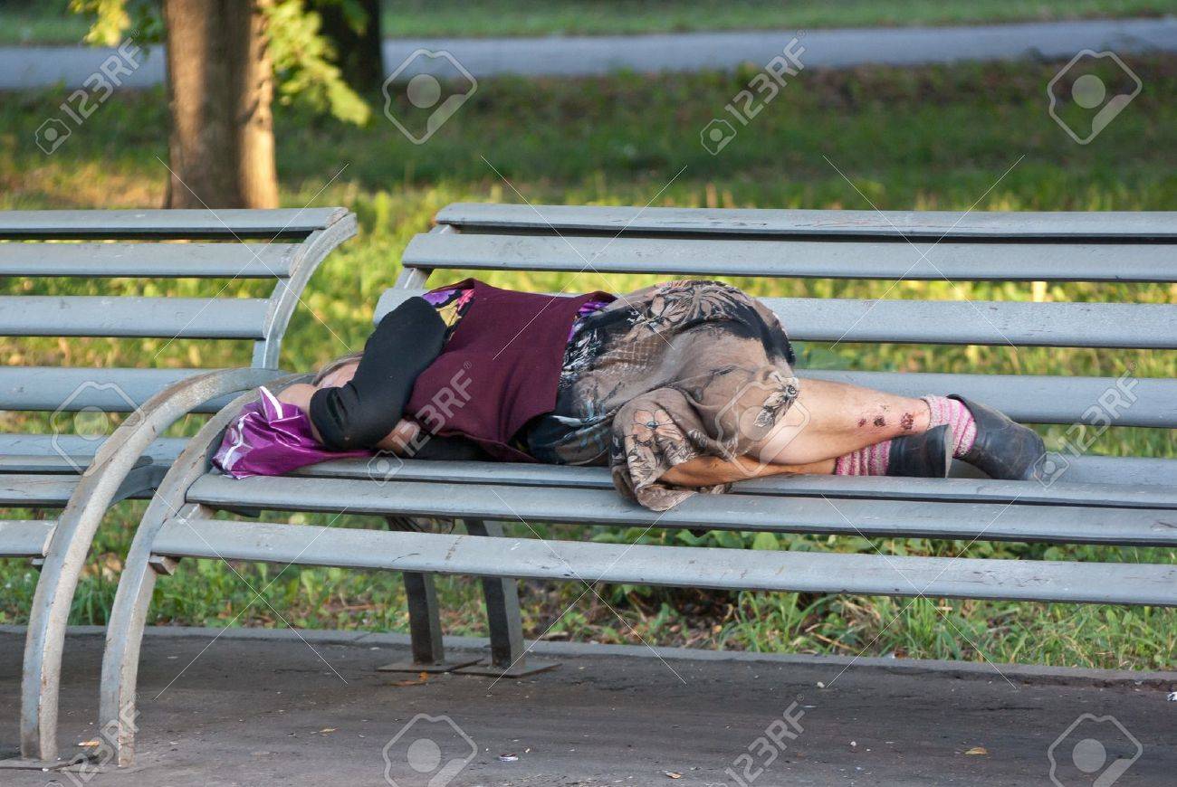 ホームレスの高齢女性が公園のベンチで眠る の写真素材 画像素材 Image ホームレスの高齢女性が公園のベンチで眠る の写真素材 画像素材 Image