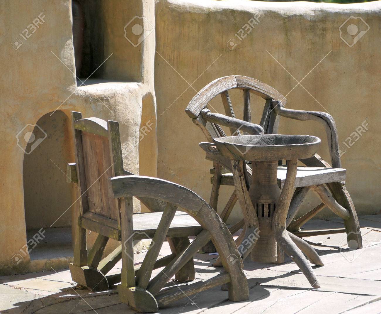 Chaises Bois Du Grossièrement Table En Et De Mur Face Pierre Sculptés Anciens srtxdChQB