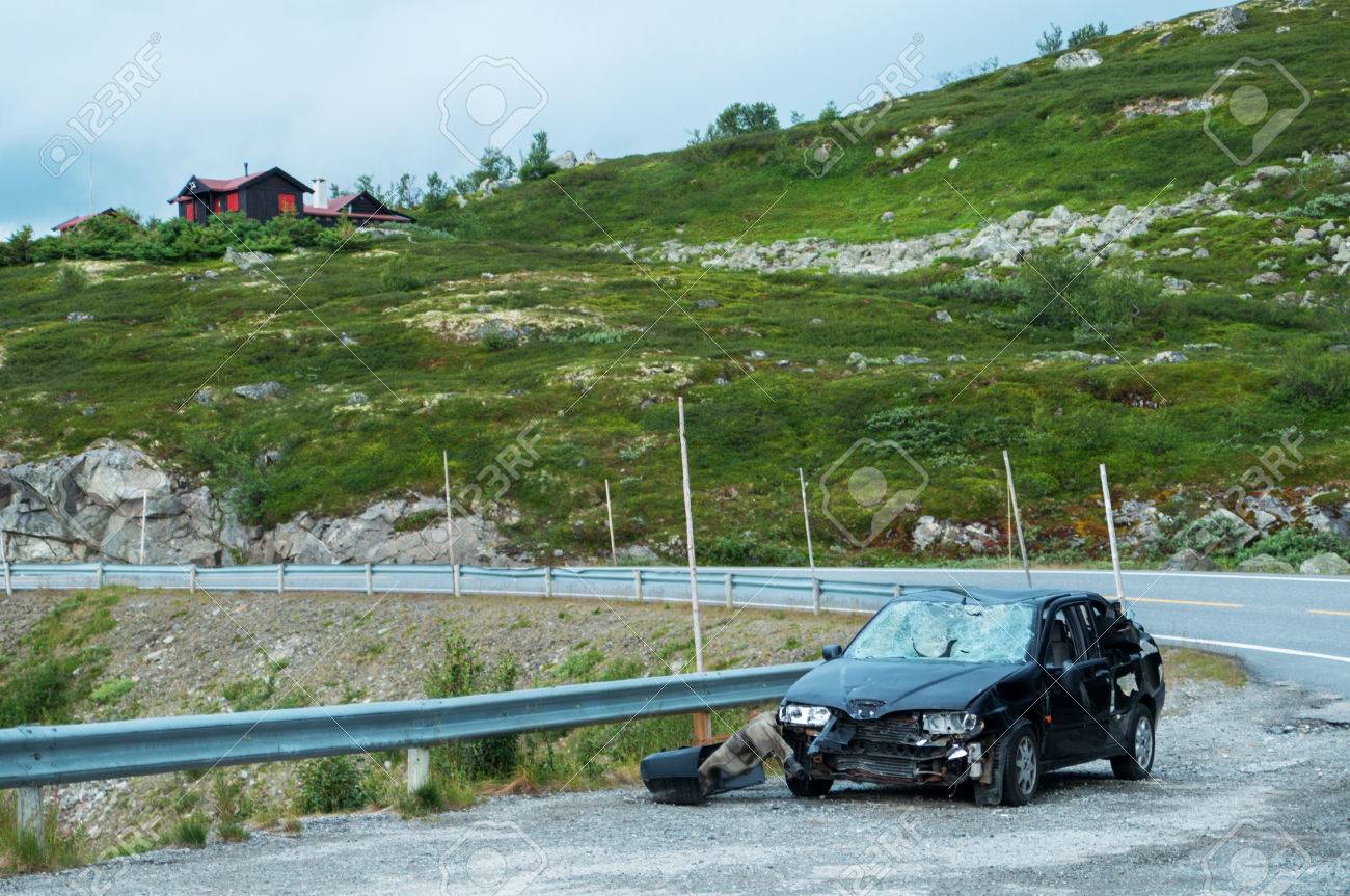 ノルウェーの山道近くグシャグシャになった車 の写真素材 画像素材 Image