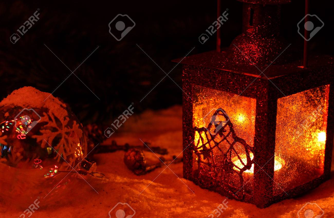 デスクトップ用の壁紙をクリスマスと新年 冬の夜雪とガラスのクリスマス ボールの上で赤いアンティーク通りキャンドル ランプ の写真素材 画像素材 Image