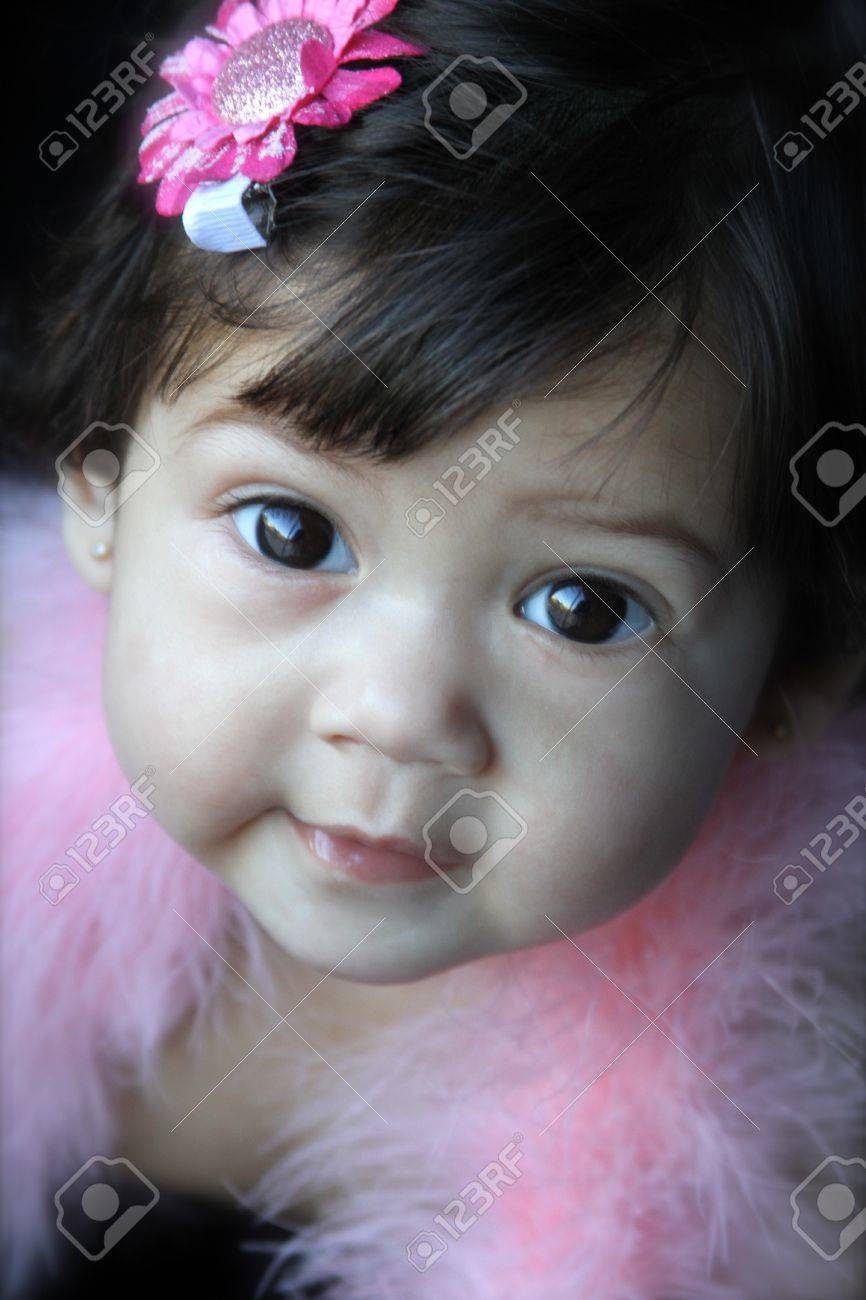 Sourire Beau Bebe Asiatique Age De 6 Mois Enveloppe Dans Un Boa Rose Vif Avec Une Fleur Dans Ses Cheveux Banque D Images Et Photos Libres De Droits Image