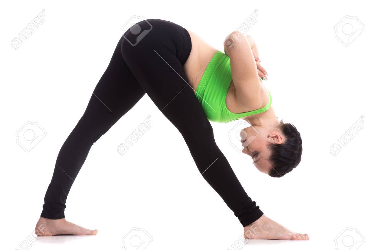 祈りのジェスチャー 肩や足のストレッチ トレーニングで背中の後ろに手を強烈なサイド ストレッチ ポーズ Parsvottanasana で白い背景の美しい運動少女 の写真素材 画像素材 Image