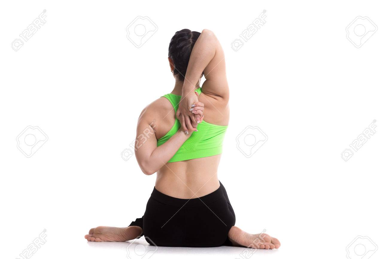 スポーティな女の子の Gomukhasana 牛の顔のポーズ 上腕三頭筋 肩 腰 太もも 腕を伸ばすためのアーサナで座って ヨガのトレーニングを行うことが一緒にバック 背面ビューの背後に夢中 の写真素材 画像素材 Image