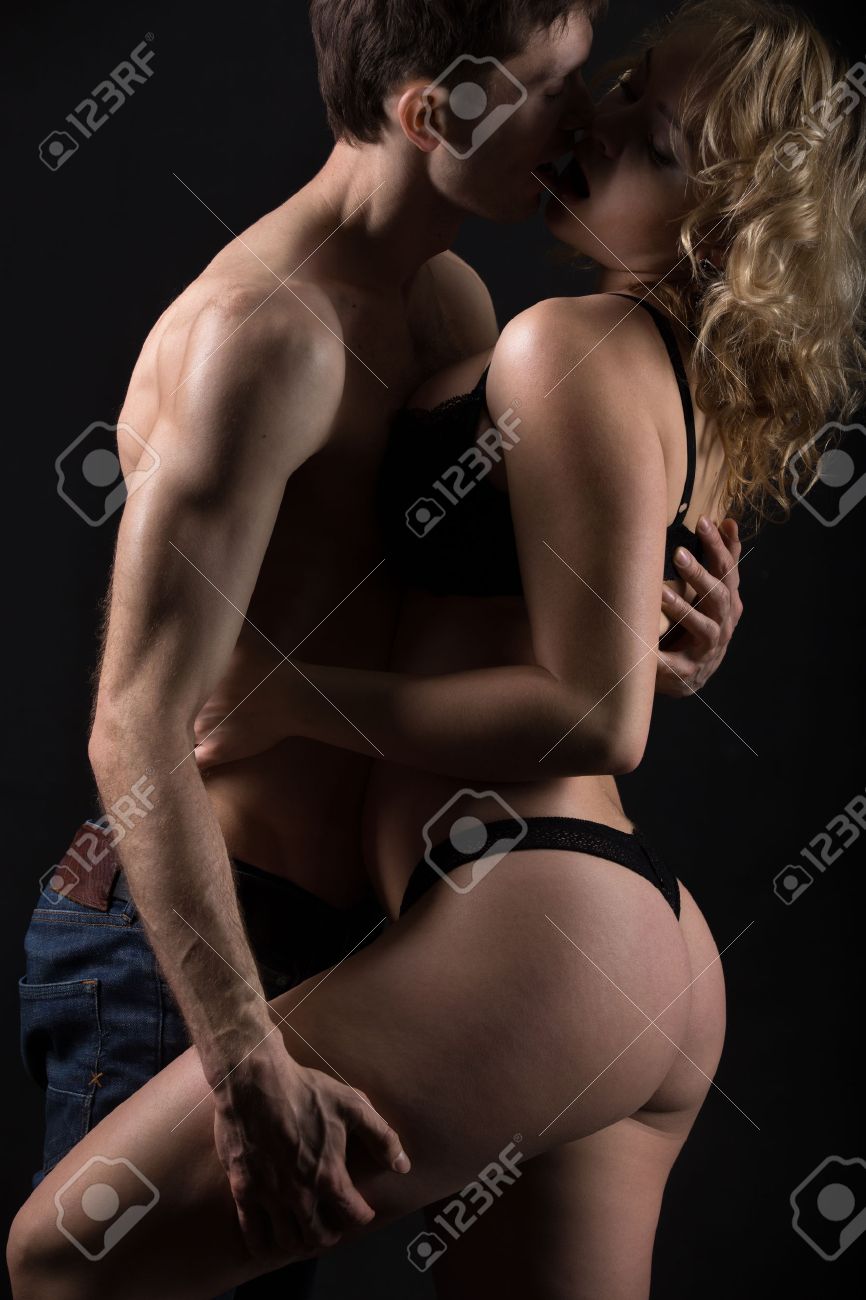 Aşıkların öpücüğüYarı çıplak romantizmTutkulu öpüşme