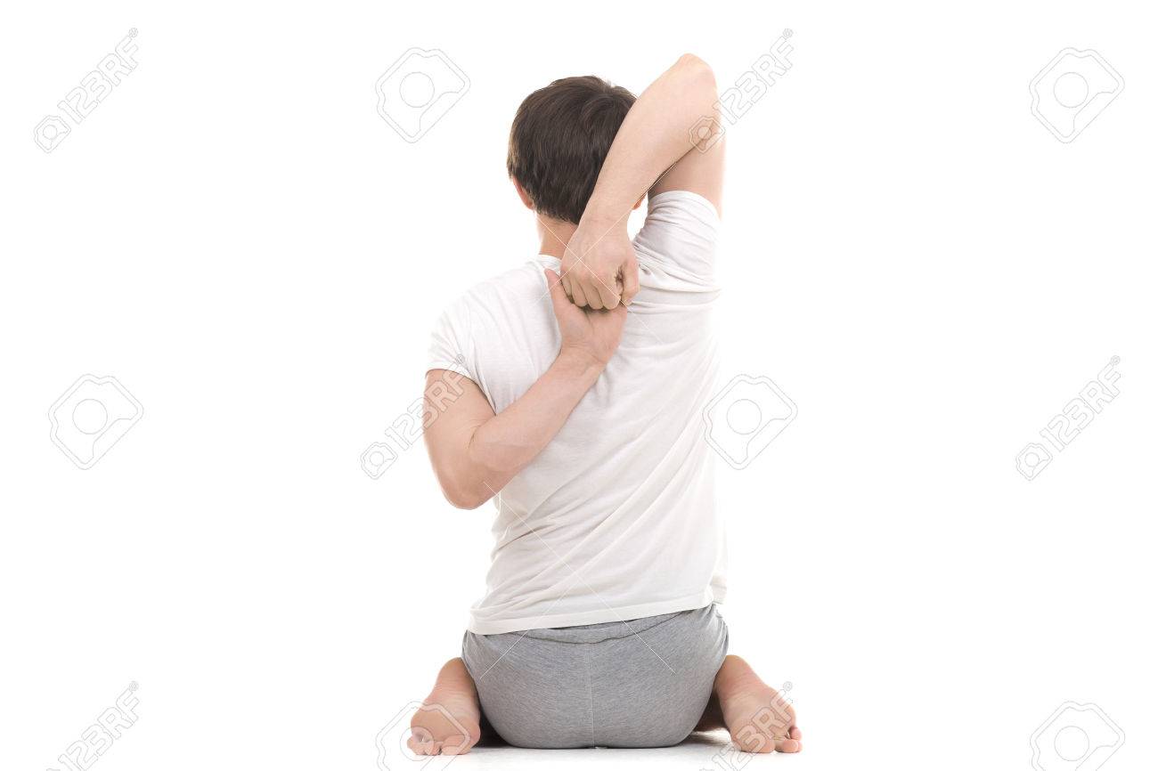スポーティな若い男ワークアウト ヨガ ピラティス フィットネス トレーニング ヨガのアサナ Gomukhasana 牛の顔のポーズ 牛のポーズ表示フックの指で座って の写真素材 画像素材 Image スポーティな若い男ワークアウト ヨガ ピラティス フィットネス トレーニング ヨガのアサナ Gomukhasana 牛の顔のポーズ 牛のポーズ表示フックの指で座って の写真素材 画像素材 Image