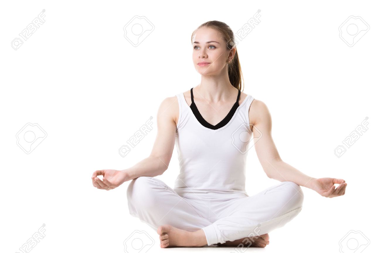 あぐら Sukhasana 簡単なポーズ 前面展望撮影 スタジオでのヨガの練習を行う白スポーツウェアの美しい少女の肖像画を分離 の写真素材 画像素材 Image