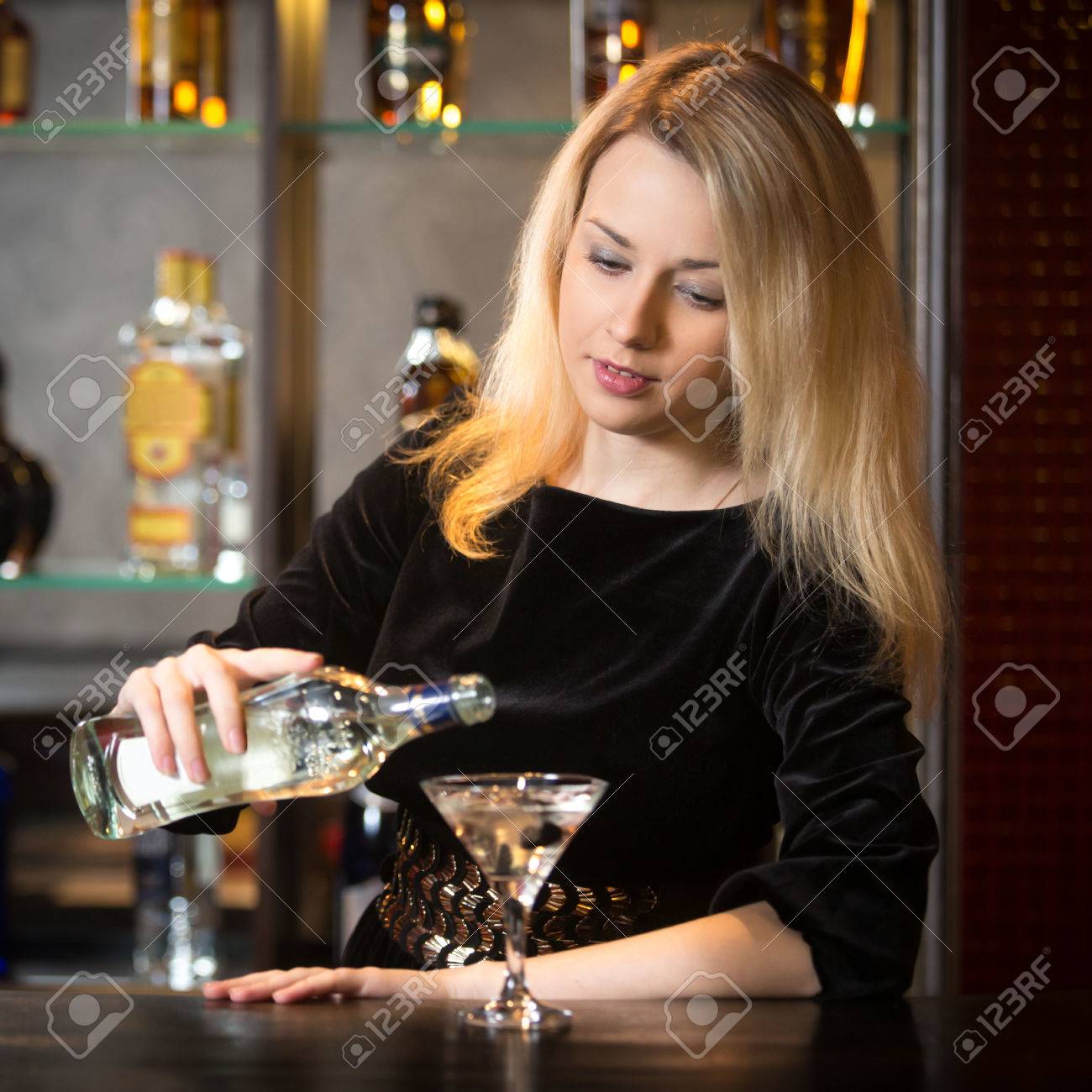 Schone Blonde Madchen Barkeeper Alkohol Trinken An Der Bar Zahler Dient Flasche In Der Hand Giessen Getrank Im Cocktailglas Lizenzfreie Fotos Bilder Und Stock Fotografie Image 44325031