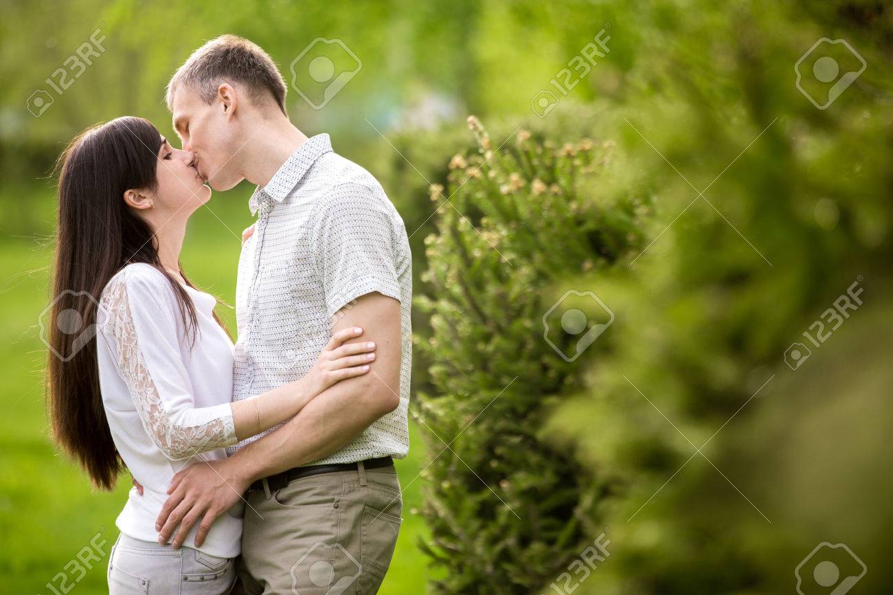 愛 若い男と女が公園 コピー領域のロマンチックなデートでキスのカップルの肖像画 の写真素材 画像素材 Image