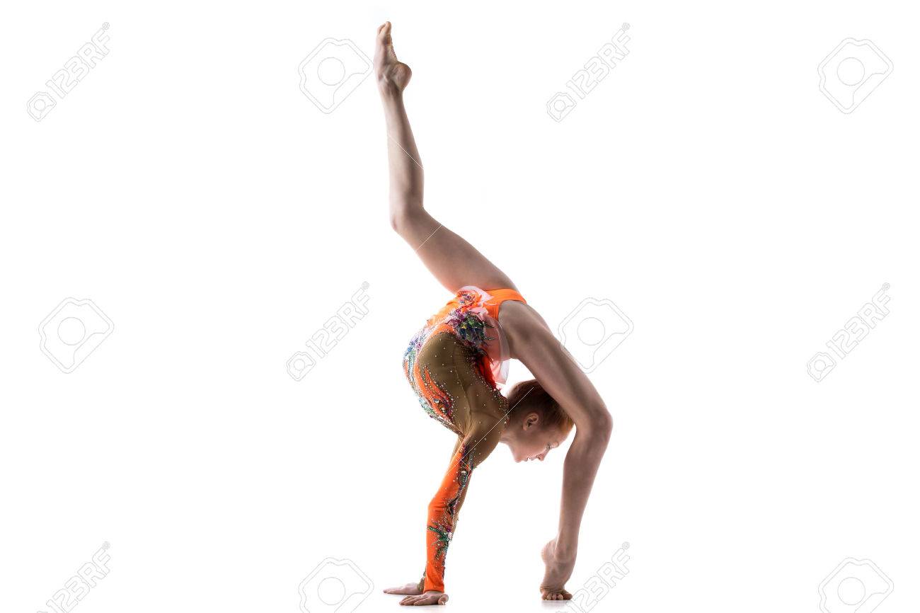 ワークアウト ダンサー カラフルなレオタードを着て美しい体操選手の 10 代の少女ダンス 一本足の後屈 ブリッジ運動 バック不戦勝 完全な長さ スタジオ ホワイト バック グラウンド分離 の写真素材 画像素材 Image