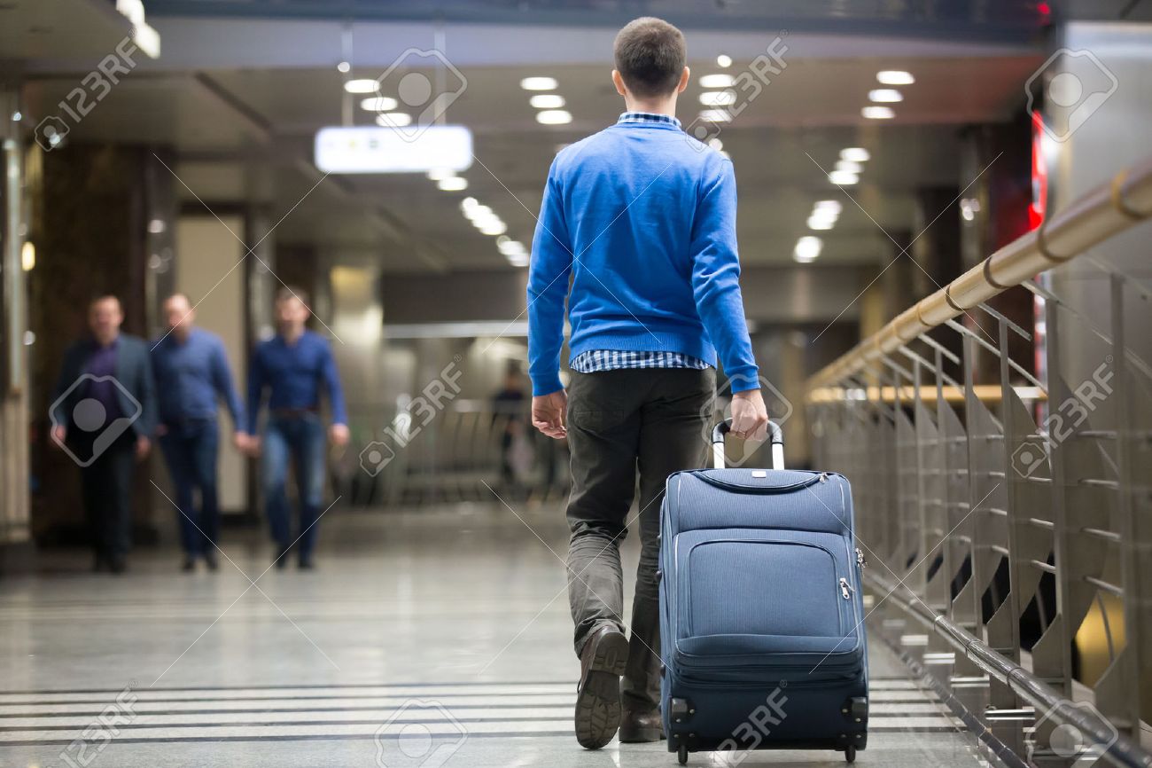Hombre con online maleta de viaje