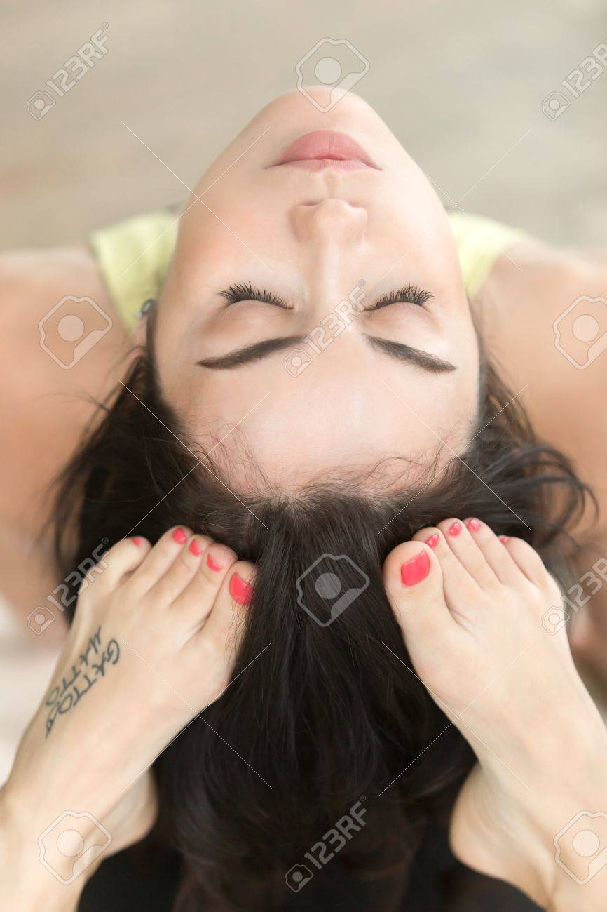 キング コブラのポーズ 彼女の足の意味野生ハローキティのタトゥーとラジャ Bhudjangasana 運動若い魅力的な女性の平面図 赤い爪 ペディキュア クローズ アップ 垂直の足をショート の写真素材 画像素材 Image 71583346