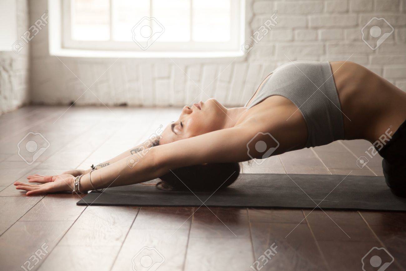 練習ヨガの概念 Matsyasana 運動 魚のポーズでストレッチ ワークアウト スポーツ クローズ アップ 白いロフト スタジオ背景を身に着けている女性は若い魅力的なヨギ 側面ビュー肖像画 の写真素材 画像素材 Image 練習ヨガの概念 Matsyasana 運動 魚のポーズでストレッチ ワークアウト スポーツ クローズ アップ 白いロフト スタジオ背景を身に着けている女性は若い魅力的なヨギ 側面ビュー肖像画 の写真素材 画像素材 Image