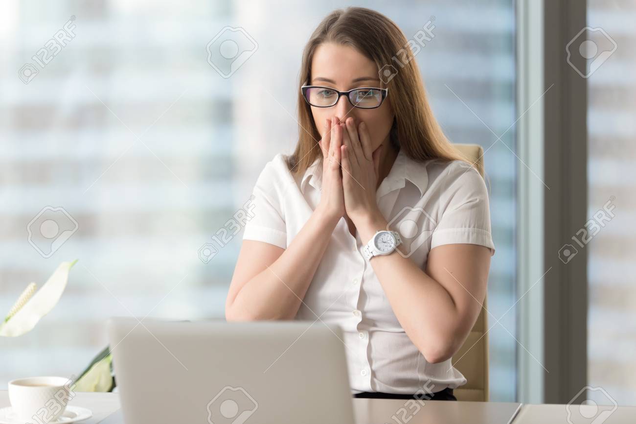 ノート パソコンの画面を見て驚いた実業家 かわいい女の子の電子メールやインターネットのニュースで突然困惑 コンピューター重大な障害の後に若い女性会社員見えるショック の写真素材 画像素材 Image ノート パソコンの画面を見て驚いた実業家 かわいい女の子の電子メールやインターネットのニュースで突然困惑 コンピューター重大な障害の後に若い女性会社員見えるショック の写真素材 画像素材 Image