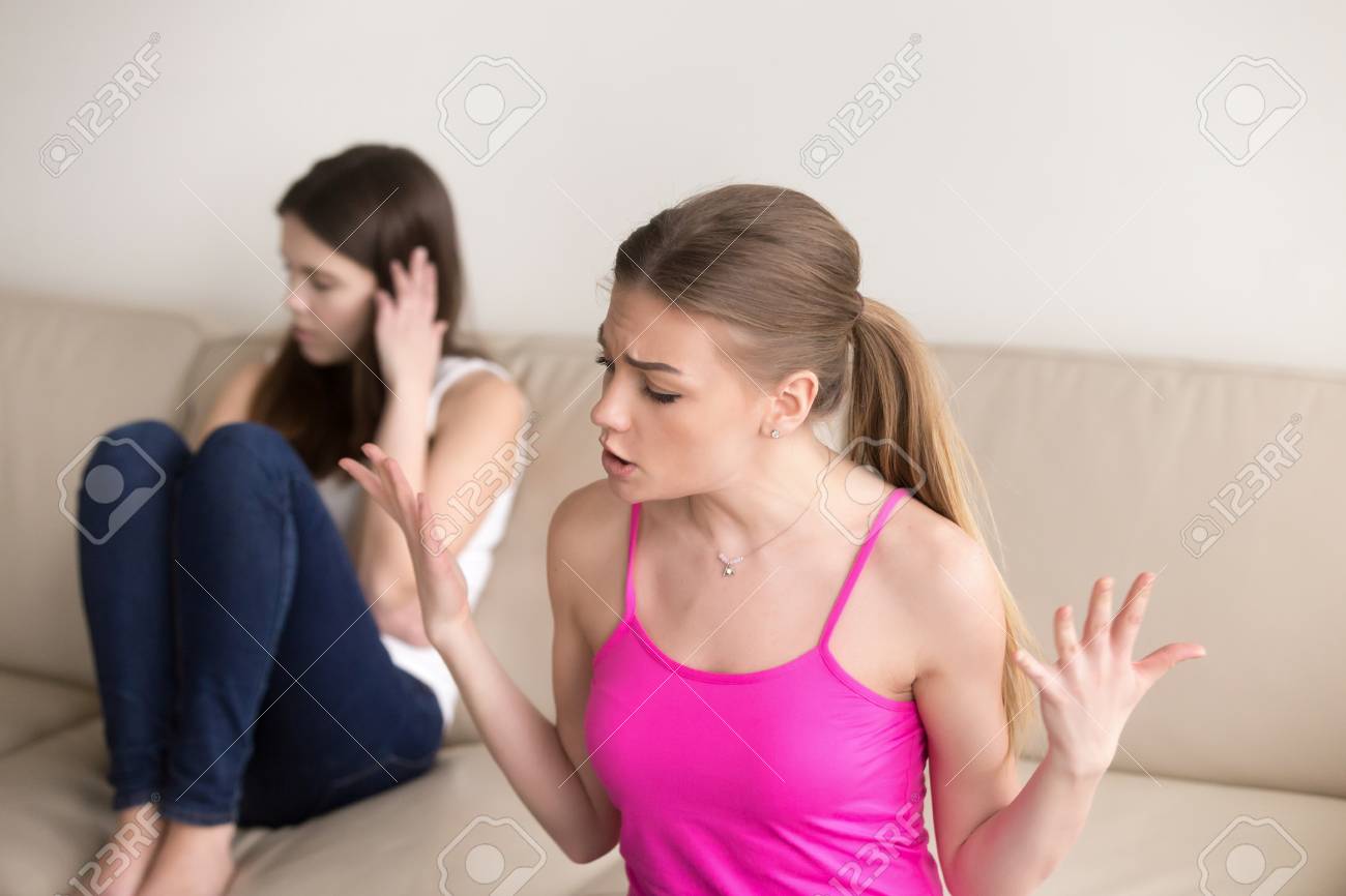 怒っている若い女性彼女は無視 誤解と汚名について非難する関係を議論する人のガール フレンドとの喧嘩します 女友達の問題について議論が合意及び理解に達することができません の写真素材 画像素材 Image 2819