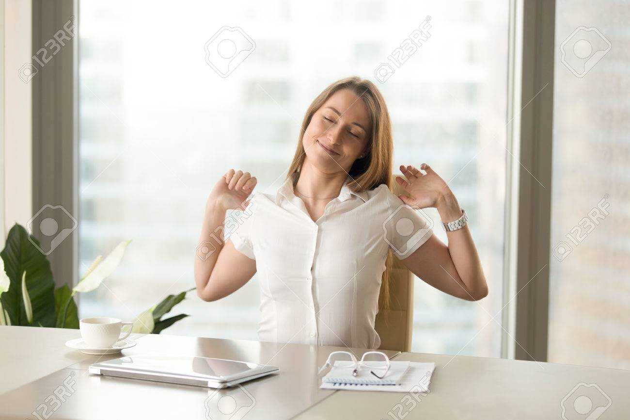 楽しい作業の 1 日のスタートを楽しんでいる女性を笑顔の職場で腕を伸ばして幸せな実業家満足サラリーマン感じ新鮮なグッド モーニング コーヒー 終了後完了の仕事 の写真素材 画像素材 Image 7806