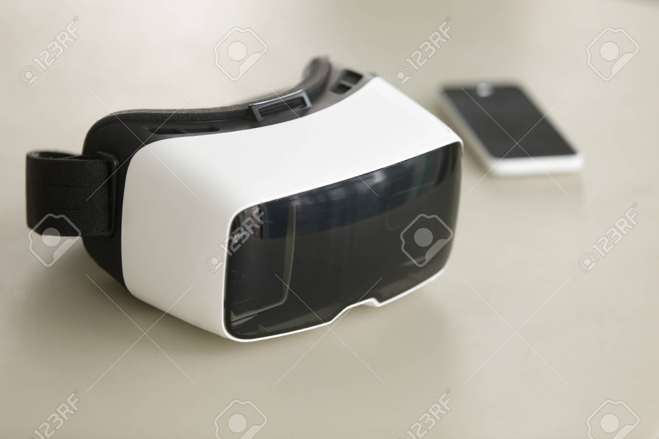 VR-гарнитура И Смартфон На Столе, Концепция Мобильной Технологии Виртуальной  Реальности, Инновационные Очки Для Бизнеса, Моделирование 3D-туров И Видео  На 360 Градусов В Домашнем Офисе, Опыт Работы В Команде, Крупный План  Фотография, картинки,