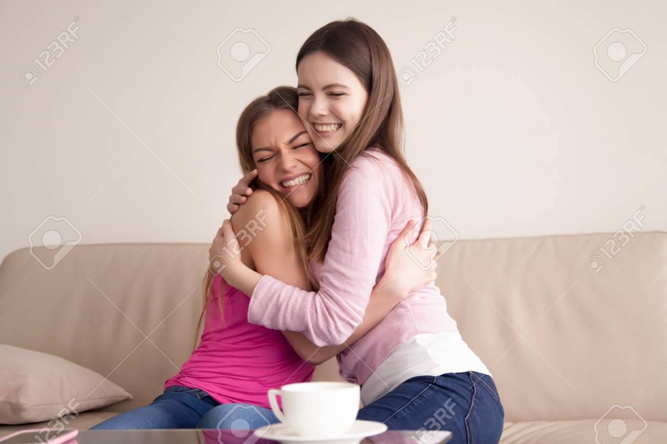 Duas Amigas Novas De Sorriso Felizes Dao Se O Grande Abraco Irmas Se Abracam Depois De Muito Tempo Se Separando Melhores Amigas De Reconciliacao Apos Argumento Perdao Feliz De Ver O Outro Conceito
