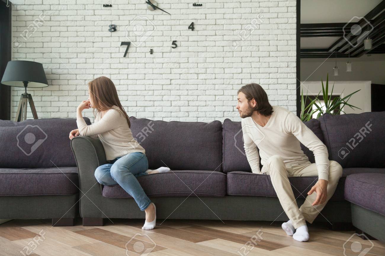 妻夫 不満彼氏非難彼女 家族の問題 夫婦間葛藤する話ではない気を悪く女性のリビング ルームでソファの上で叫んで人ソファに座っている若いカップルと主張して の写真素材 画像素材 Image