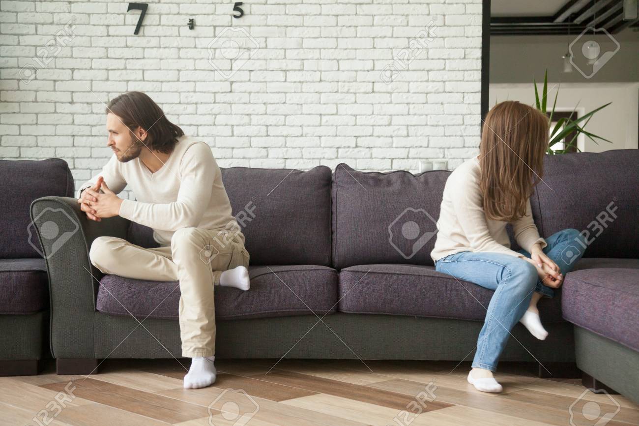 Casal Triste Infeliz Sentado Distante No Sofa Na Sala De Estar Depois De Briga Homem Frustrado E Mulher Virando As Costas Ignorando Ter Conflito Em Casa Nao Consigo Encontrar Um Compromisso Conceito