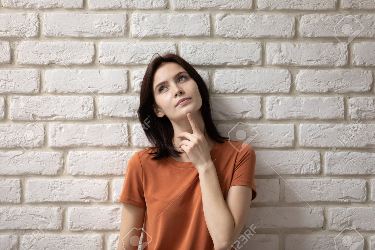 Ik moet nadenken over het. denkbare jonge tiener vrouw opzoeken in dromerige stemming touch kin keuze beslissing nadenken over de mogelijkheid visualiseren kans op succes. brick muur op achtergrond. kopieer ruimte - 165261124 Ik moet nadenken over het. denkbare jonge tiener vrouw opzoeken in dromerige stemming touch kin keuze beslissing nadenken over de mogelijkheid visualiseren kans op succes. brick muur op achtergrond. kopieer ruimte - 165261124