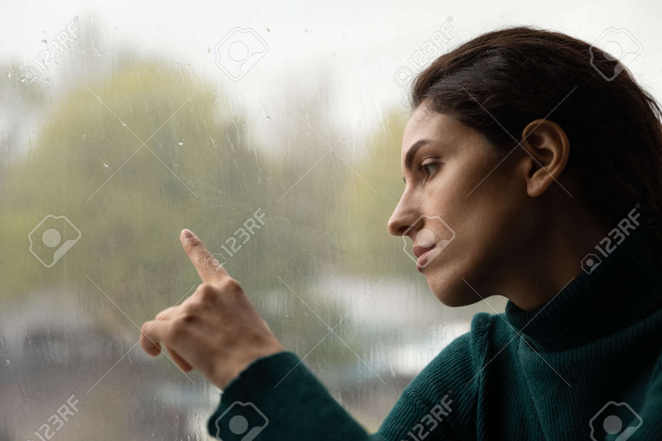 Huilende regen. denkbare duizendjarige hispanische vrouw lijden aan depressie zitten door groot raam lopen vinger over glas kijken regendruppels. pensive ongelukkige jonge dame verloren in droevige gedachten. kopieer ruimte - 178692219 Huilende regen. denkbare duizendjarige hispanische vrouw lijden aan depressie zitten door groot raam lopen vinger over glas kijken regendruppels. pensive ongelukkige jonge dame verloren in droevige gedachten. kopieer ruimte - 178692219