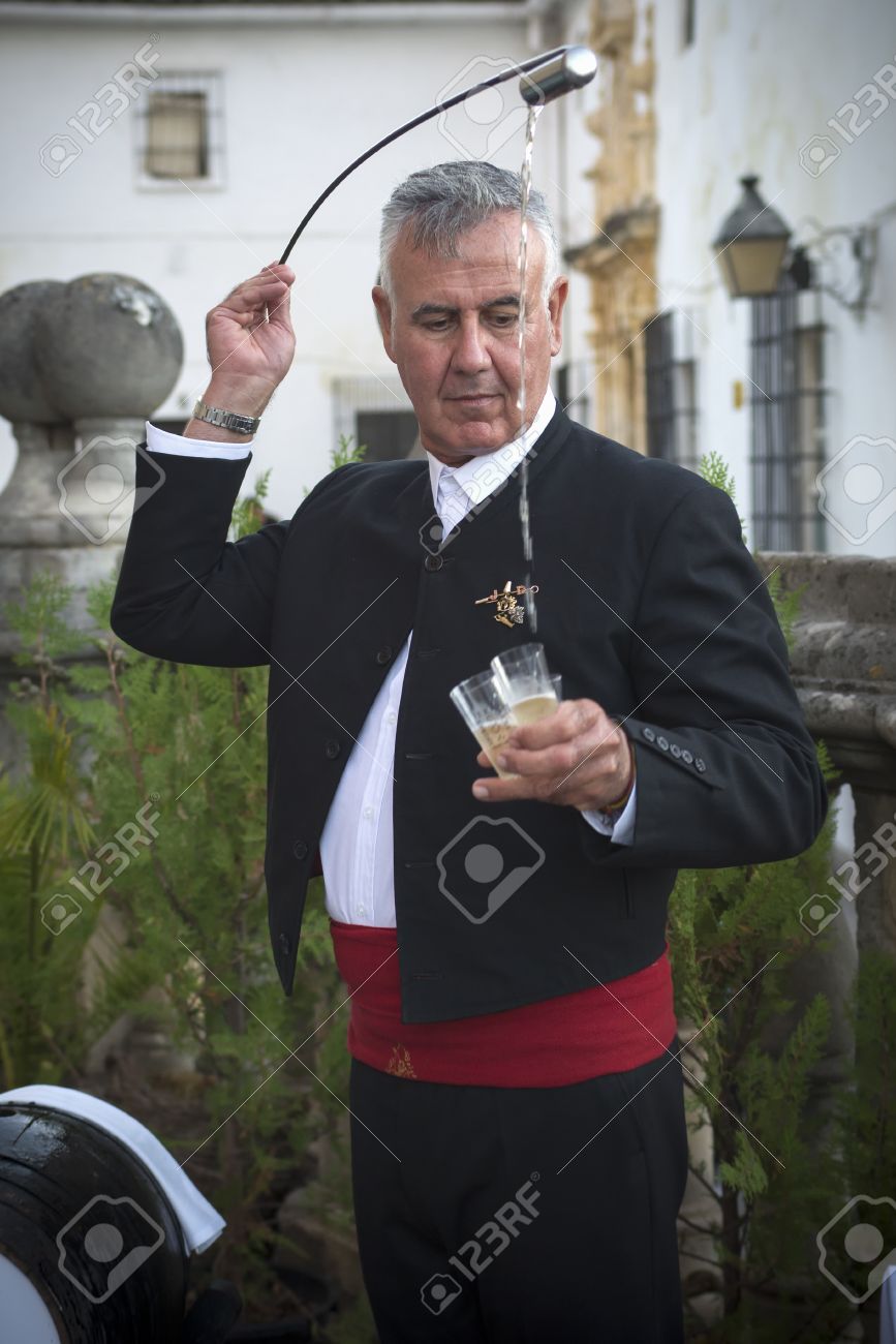 ヘレス デ ラ フロンテーラ スペイン 9 月 10 Venenciador Duringin Iaugural 式労働者がヘレス デ ラ フロンテーラで 14年 9 月 10 日にシェリーのワインを得るためブドウを踏む 収穫のお祭り の写真素材 画像素材 Image