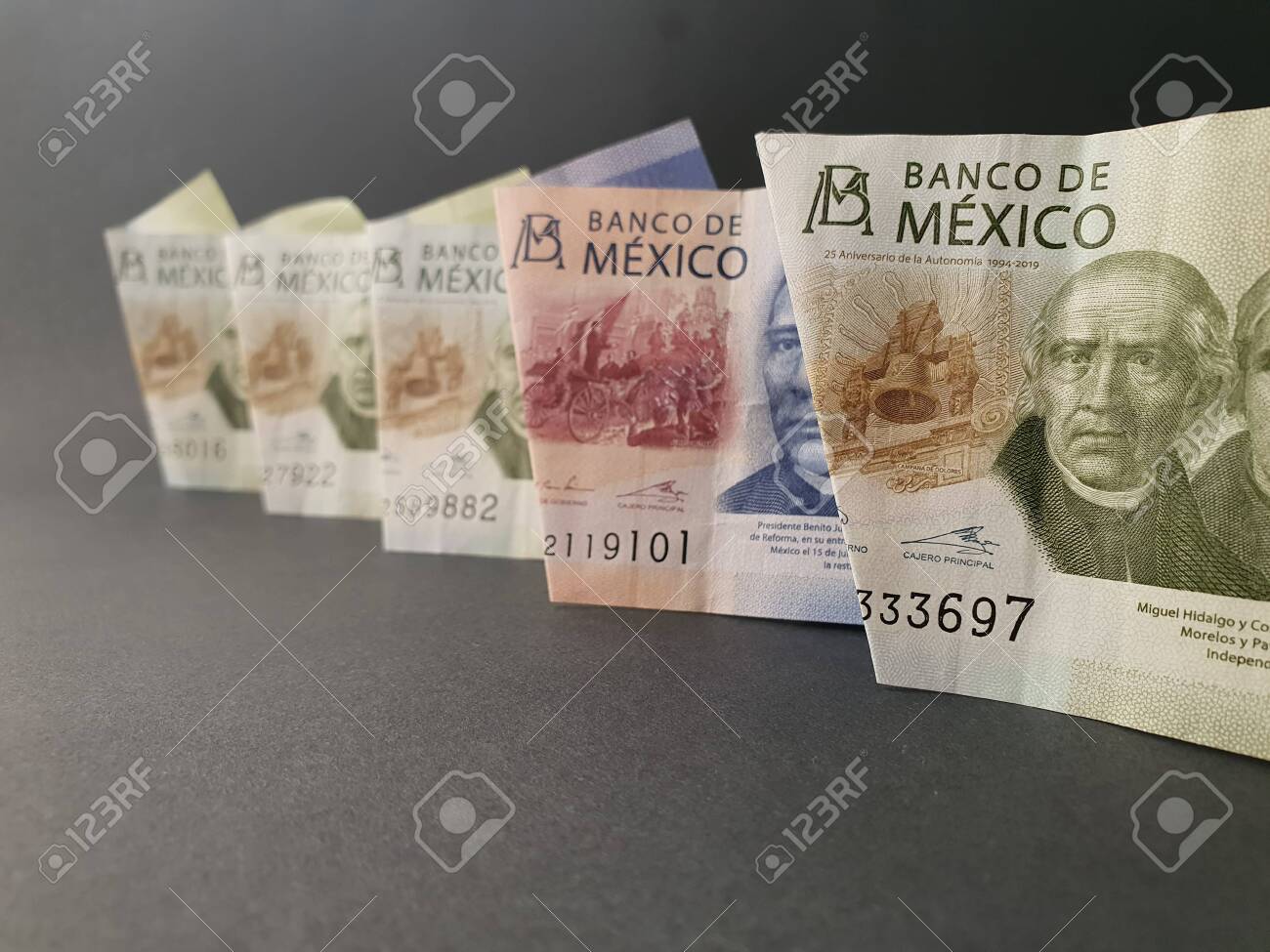 200メキシコペソ紙幣の列の中でメキシコ500ペソ紙幣の写真素材・画像素材 Image 153766971