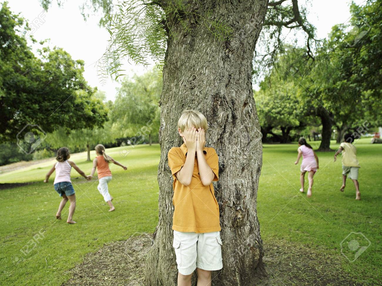 Ex-Piazzaioli , bandaioli & contorni - Pagina 10 38091603-Boy-7-9-con-le-mani-che-coprono-gli-occhi-giocare-a-nascondino-nel-parco-nascosto-da-amici-dietro-al-Archivio-Fotografico