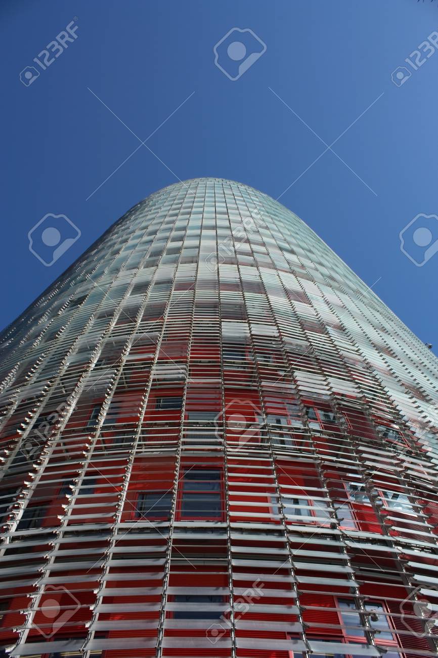 円錐形 色 光と遊ぶの高層ビル バルセロナの街 Spainbarcelona 2 月 2 日の新しいシンボルです スペインのバルセロナで 10 年 2 月 2 日にアグバール タワーのファサード トーレ アグバールとなっている円錐形の新しい超高層ビルのです の写真素材 画像 円錐形 色 光と遊ぶの高層ビル バルセロナの街 Spainbarcelona 2 月 2 日の新しいシンボルです スペインのバルセロナで 10 年 2 月 2 日にアグバール タワーのファサード トーレ アグバールとなっている円錐形の新しい超高層ビルのです の写真素材 画像