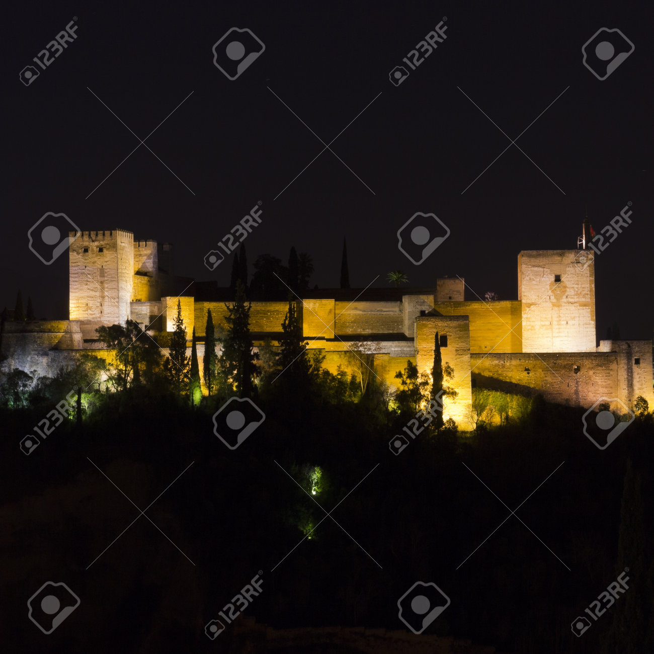 El Complejo De La Alhambra Los Palacios Nazaries El Palacio De Carlos V Y La Torre De La Vela En La Noche Granada Espana Fotos Retratos Imagenes Y Fotografia De Archivo Libres