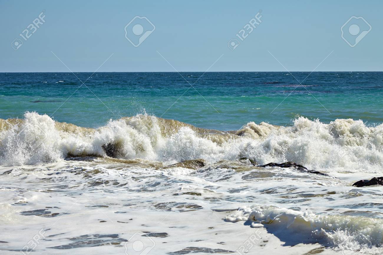 カリフォルニア州マリブで崖の上の海岸の岩に打ち寄せる波 の写真素材 画像素材 Image