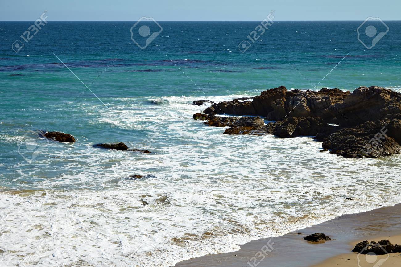 カリフォルニア州マリブで崖の上の海岸の岩に打ち寄せる波 の写真素材 画像素材 Image