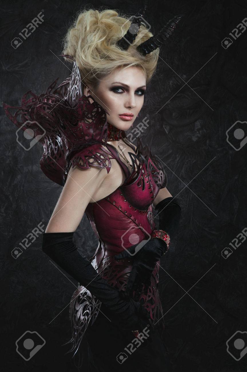 スタジオの黒いセクシーなドレスで美しい悪魔の女性の肖像画 の写真素材 画像素材 Image スタジオの黒いセクシーなドレスで美しい悪魔の女性の肖像画 の写真素材 画像素材 Image
