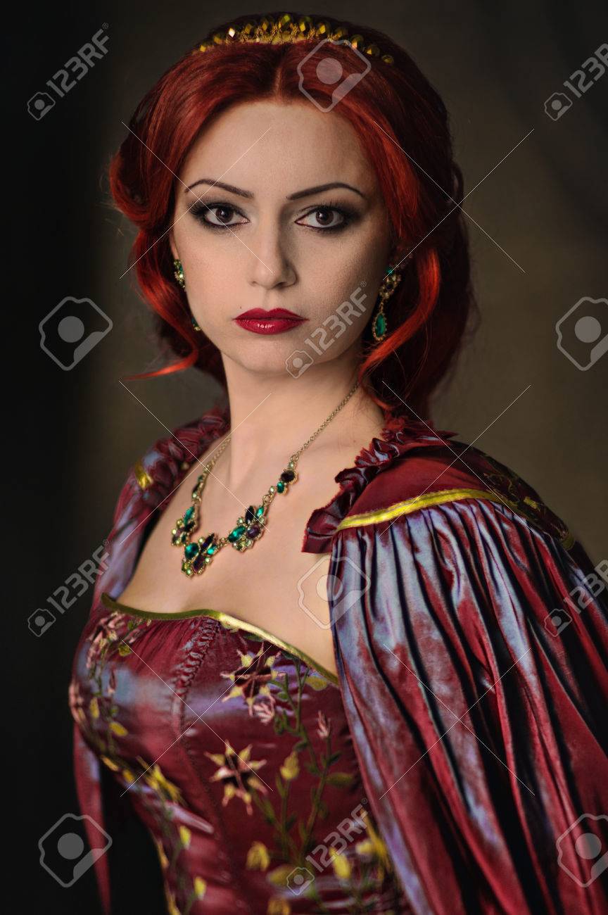 エレガントなロイヤル服装と黄金の王冠を身に着けている赤い髪の女 の写真素材 画像素材 Image 50548768