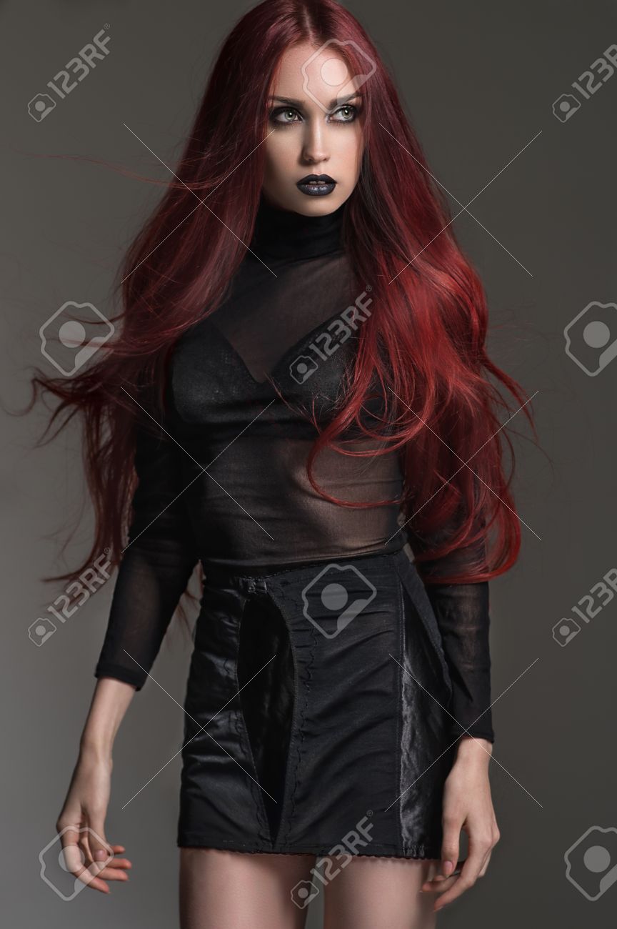 要するに黒赤髪の女性セクシーなドレス の写真素材 画像素材 Image