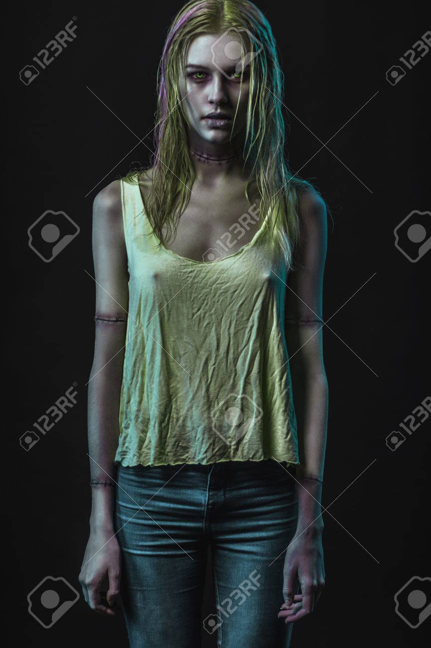 暗い背景に金髪ゾンビ女 の写真素材 画像素材 Image 暗い背景に金髪ゾンビ女 の写真素材 画像素材 Image