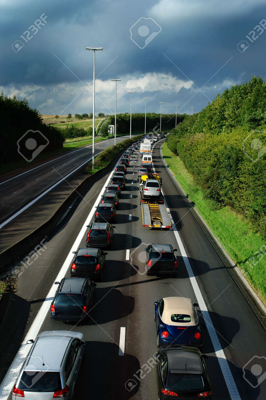 Embouteillage à Lheure De Pointe Sur Une Autoroute Belge Près Du Coucher Du Soleil