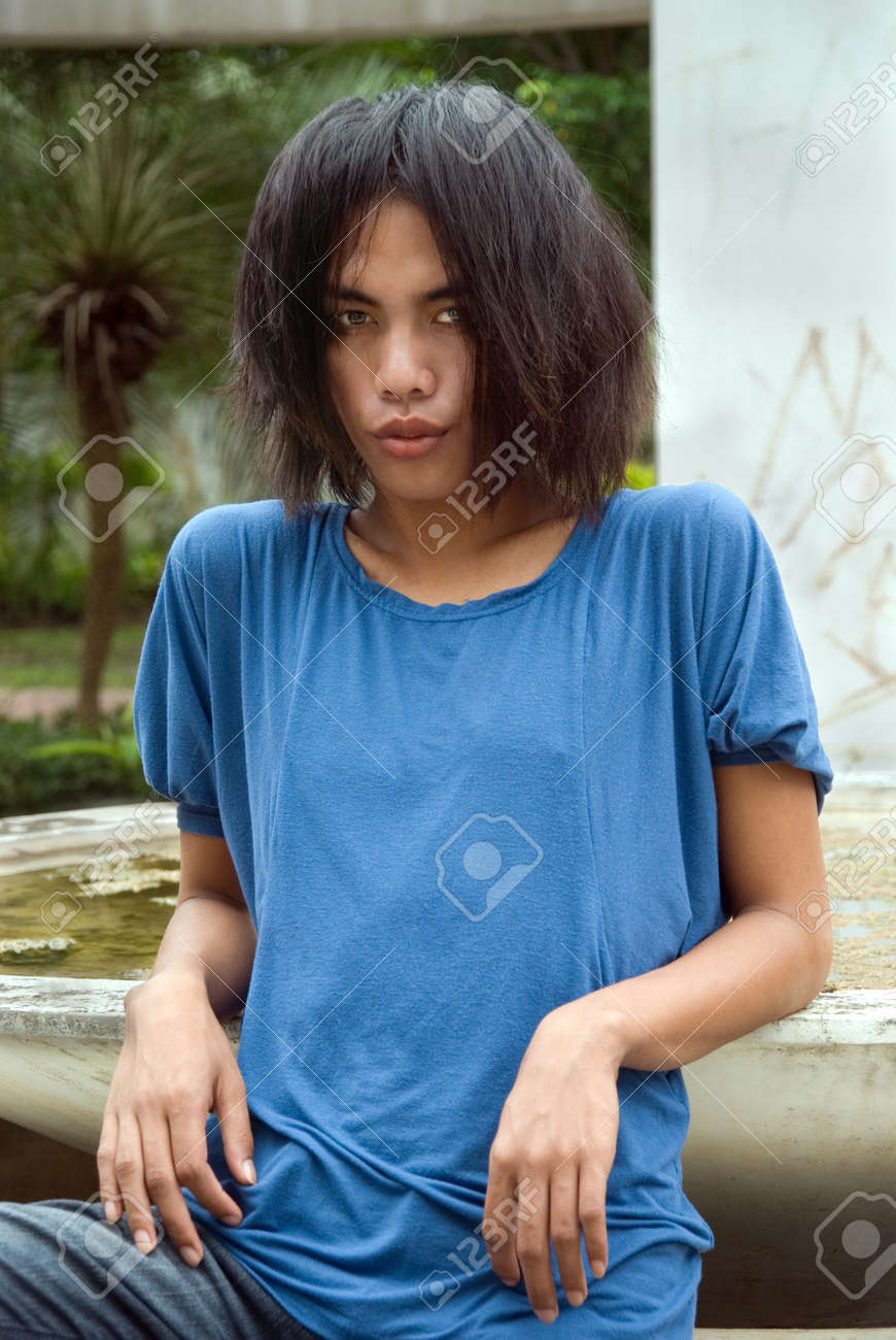 File:Emo Sitting.jpg - Wikimedia Commons, image size:870x1300