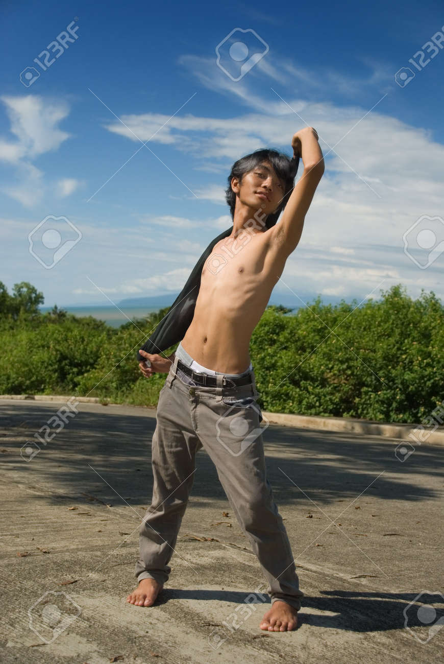 上半身裸　少年 