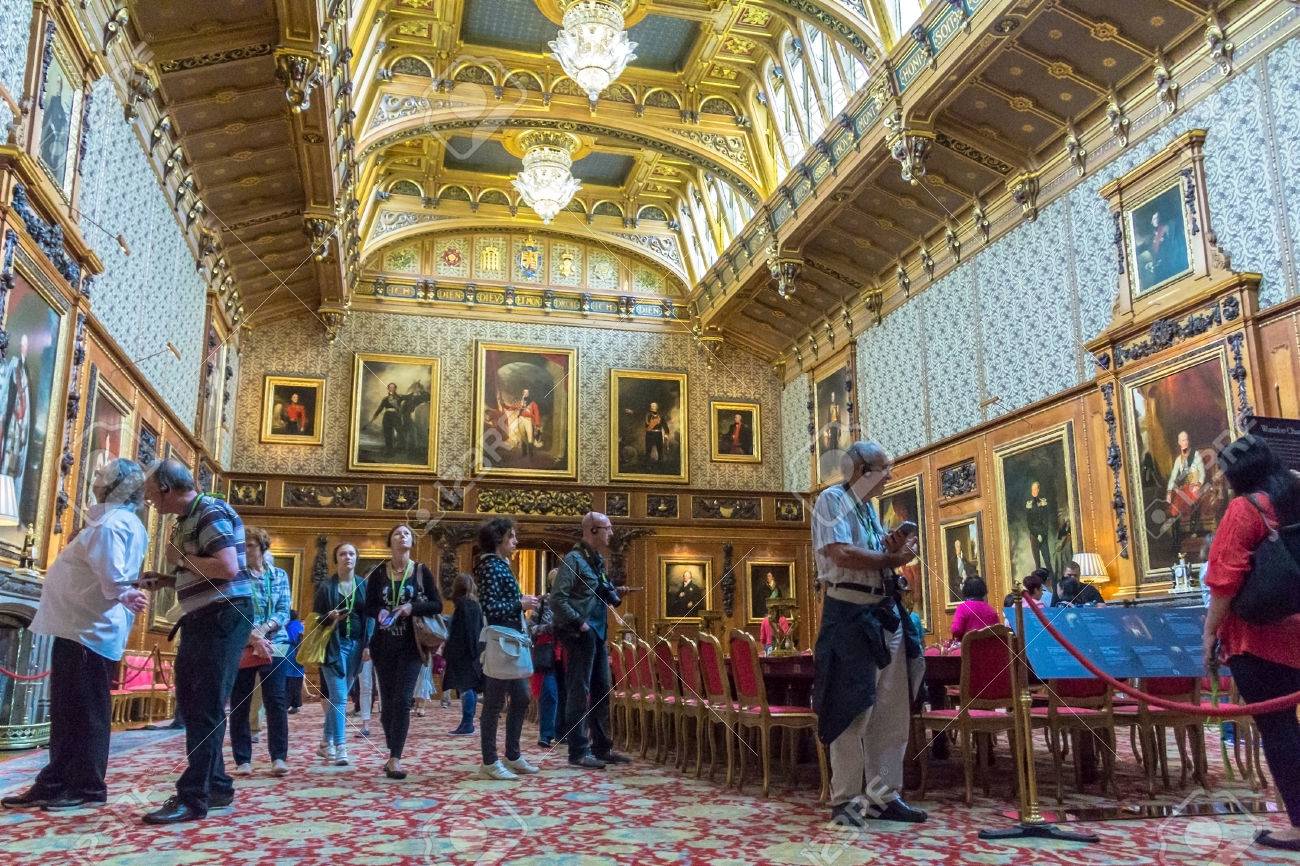 中世のウィンザー城の王宮内正体不明の訪問者 ウィンザー城で英語郡のバークシャーのウィンザー ロイヤル レジデンスです 征服王ウィリアムによって 1066 に建てられた ヨーロッパで最も長い占領の宮殿です イギリス の写真素材 画像素材 Image