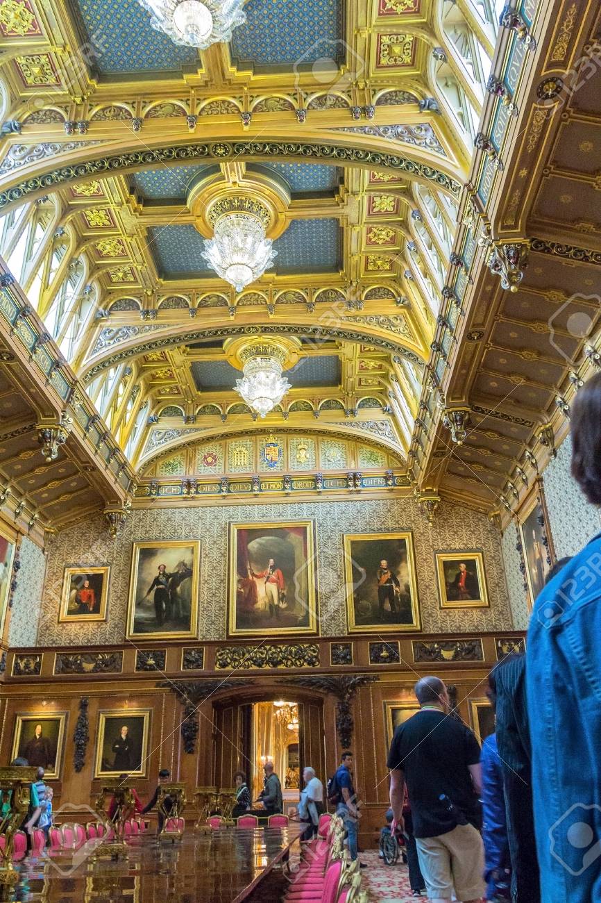 中世のウィンザー城の王宮内正体不明の訪問者 ウィンザー城で英語郡のバークシャーのウィンザー ロイヤル レジデンスです 征服王ウィリアムによって 1066 に建てられた ヨーロッパで最も長い占領の宮殿です イギリス の写真素材 画像素材 Image