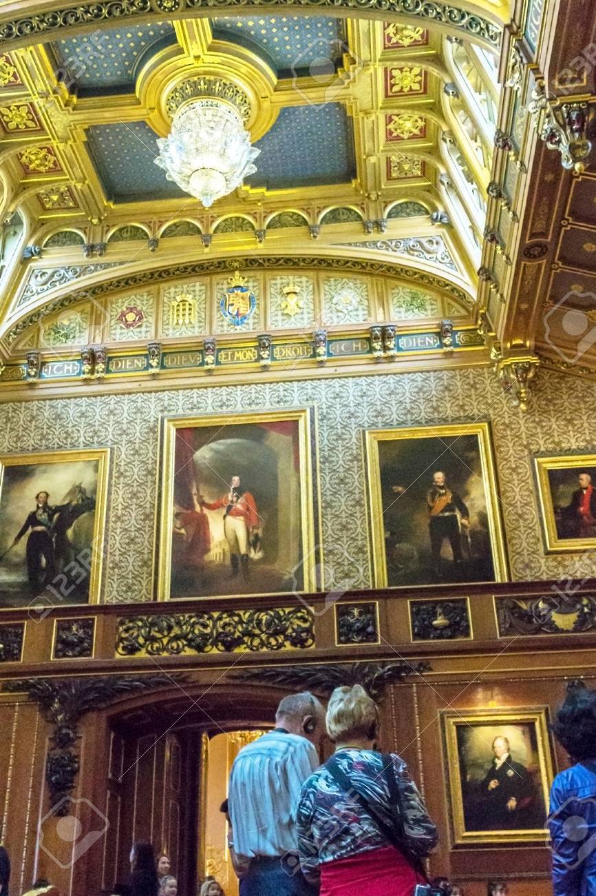 中世のウィンザー城の王宮内正体不明の訪問者 ウィンザー城で英語郡のバークシャーのウィンザー ロイヤル レジデンスです 征服王ウィリアムによって 1066 に建てられた ヨーロッパで最も長い占領の宮殿です イギリス の写真素材 画像素材 Image