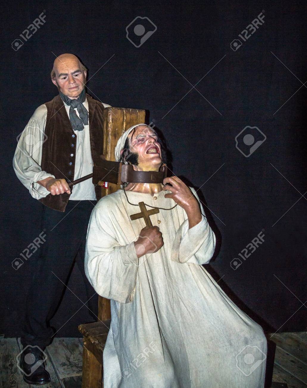 ロンドン イギリス 15 年 6 月 7 日 マダム タッソー博物館の歴史的部分のホールの 1 つで死刑執行 マダム タッソー館ロンドンは 有名な人々 や有名人に ワックスの再作成で有名です の写真素材 画像素材 Image