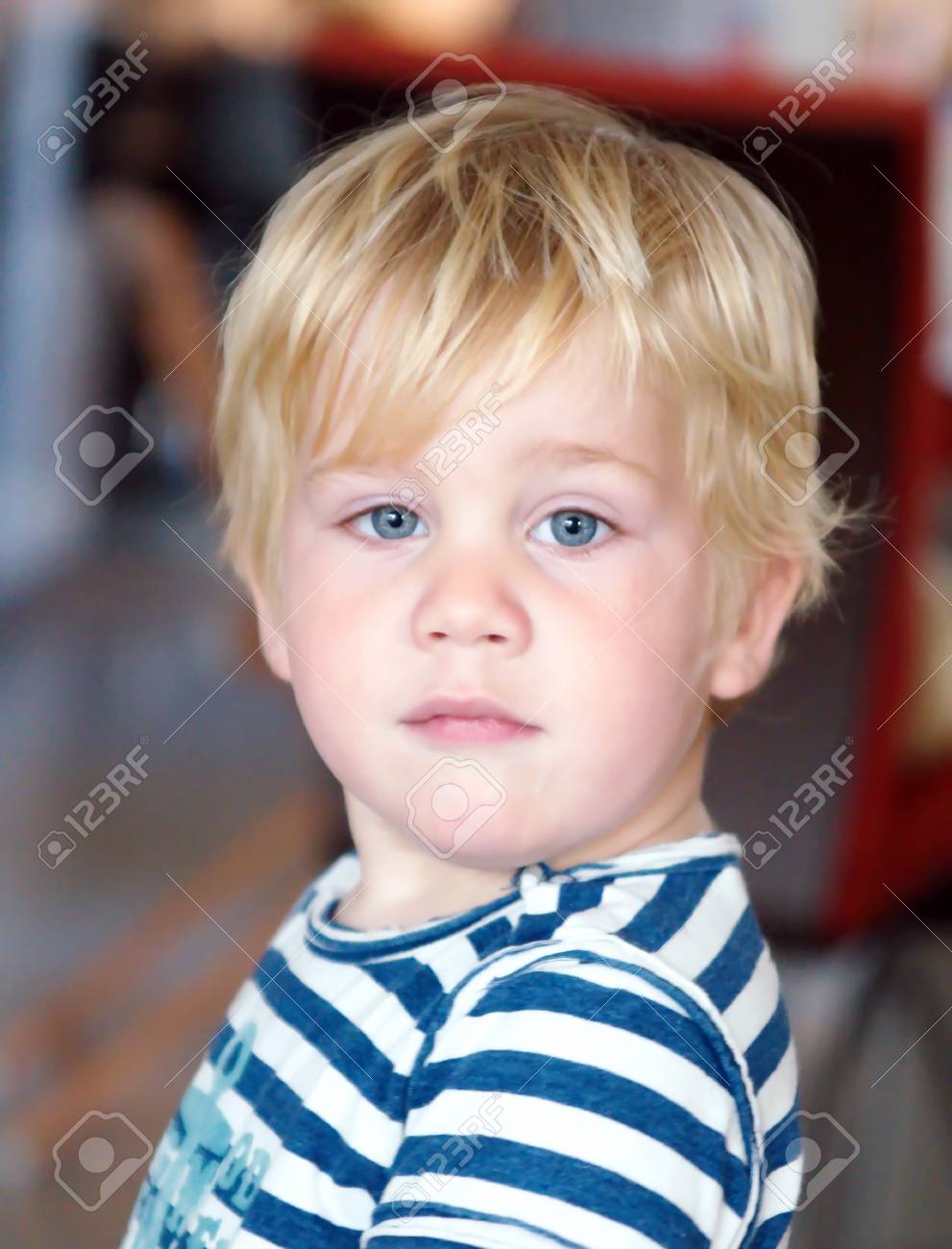 Mignon Garcon Blond Age De Deux Ans Aux Yeux Bleus Dans Un T Shirt Raye Sur Un Fond Abstrait Banque D Images Et Photos Libres De Droits Image Mignon Garcon Blond Age De Deux Ans Aux Yeux Bleus Dans Un T Shirt Raye Sur Un Fond Abstrait Banque D Images Et Photos Libres De Droits Image