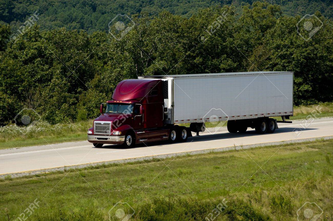 高速道路 運輸業界に 18 輪トラック の写真素材 画像素材 Image