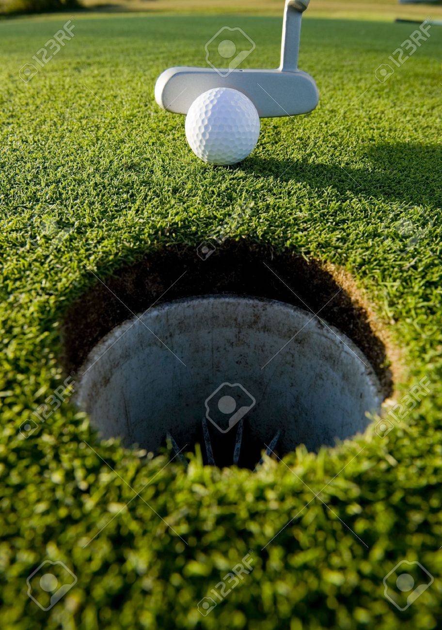 短いは ボールとパター ゴルフのゲームに入れ の写真素材 画像素材 Image