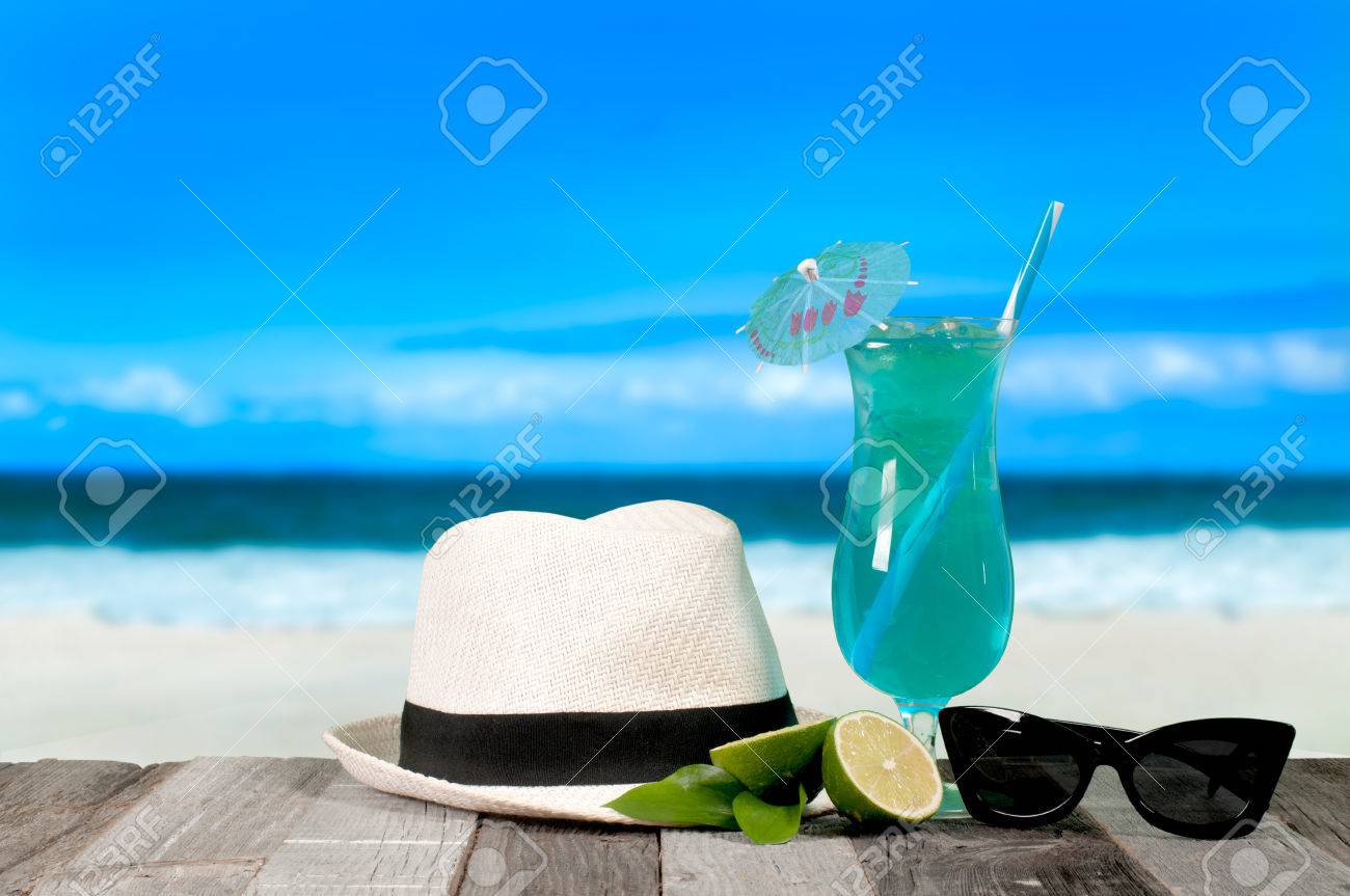 Vacances Dété Sur Le Bord De La Mer Verre De Cocktail Frais Chapeau Et Lunettes De Soleil Sur La Plage
